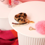 Accessoire-Designs mit flauschige Pompom-Anh&auml;ngern als Blickfang
