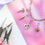 Funky Bettelkette designen mit emaillierten Metallanh&auml;ngern 