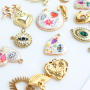 Funky Bettelkette designen mit emaillierten Metallanh&auml;ngern 