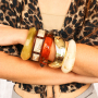 Eyecatcher: Breiter Armschmuck aus Resin und Metall