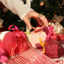 Weihnachtliche Verpackungen, die das Schmuckgeschenk festlich machen 