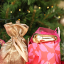 Weihnachtliche Verpackungen, die das Schmuckgeschenk festlich machen 