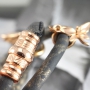 Sch&ouml;n gestepptes Imitat Leder mit prachtvollem Zubeh&ouml;r und Anh&auml;nger aus DQ Metall!