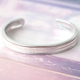 Dieses hippe Armband k&ouml;nnen Sie ganz pers&ouml;nlich machen, indem Sie 5 oder 10 mm flaches Leder oder Kordel verwenden!
