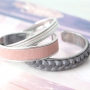 Dieses hippe Armband k&ouml;nnen Sie ganz pers&ouml;nlich machen, indem Sie 5 oder 10 mm flaches Leder oder Kordel verwenden!