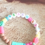 Mach fr&ouml;hliche Armb&auml;nder mit farbigen Buchstabenperlen