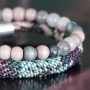 Sch&ouml;ner Armschmuck aus gesteppter Kordel gemacht im Bohemian Style