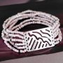 Sch&ouml;ner Armschmuck aus gesteppter Kordel gemacht im Bohemian Style