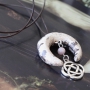 Faszinierender Schmuck Anh&auml;nger aus Metall DQ und prachtvollen Keramik Perlen, Zahn und Horn!
