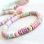 Diese Armb&auml;nder in fr&ouml;hlichen Farben machen Sie selbst mit disc Perlen aus Griechischer Keramik DQ. Wie geben Sie Ihrem Design die pers&ouml;nliche Note?