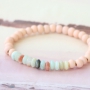 Herrliche Halbedelstein Perlen Armb&auml;nder in zarten Farben kombiniert mit Holz Perlen, Kork, Quasten und DQ Metall Anh&auml;nger.