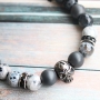 M&auml;nner Schmuck mit Totenkopf und Perlen aus Hematite und Naturstein