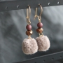 Erzeugen Sie ein WOW!-Effekt mit diesen Ohrringen aus funkelnden Facett Perlen und zarten Pompom Anh&auml;ngern mit goldenem Zubeh&ouml;r aus DQ Metall &ndash; Get the look!