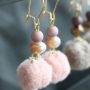 Erzeugen Sie ein WOW!-Effekt mit diesen Ohrringen aus funkelnden Facett Perlen und zarten Pompom Anh&auml;ngern mit goldenem Zubeh&ouml;r aus DQ Metall &ndash; Get the look!