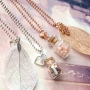 Musthave Schmuck und Accessoires mit Flaschen, Perlen, Blatt Anh&auml;ngern, Portemonnaies und Schl&uuml;sselanh&auml;ngern!